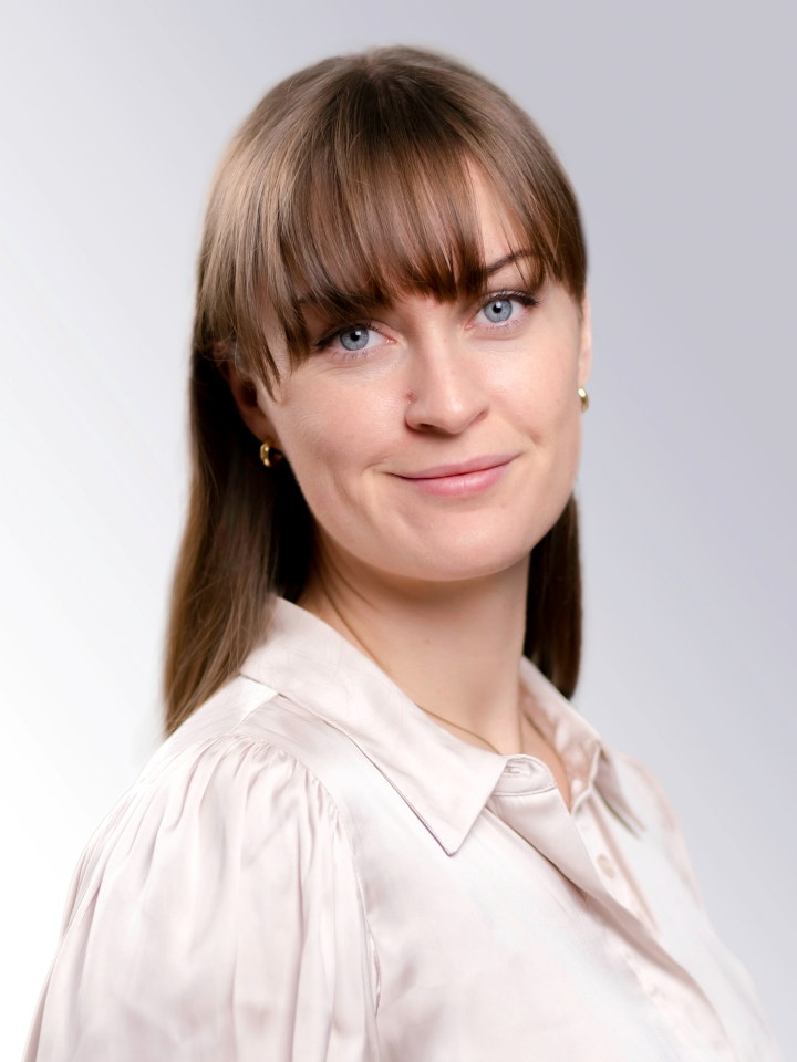 Portrettfoto i studio av Ingeborg Aarø med hvit bakgrunn.