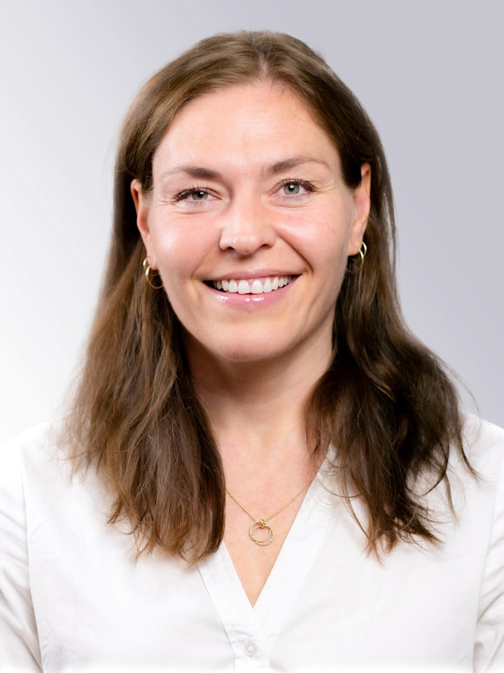 Portrettfoto i studio av Ingun Spjelkavik med hvit bakgrunn.