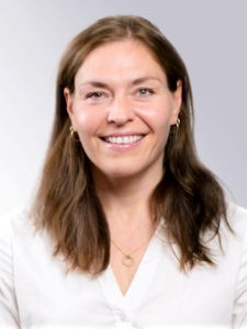 Portrettfoto i studio av Ingun Spjelkavik med hvit bakgrunn.