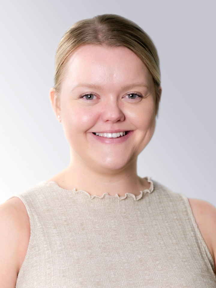 Portrettfoto i studio av Ingvil Østhassel med hvit bakgrunn.