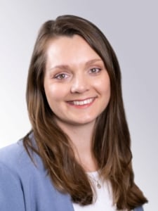 Portrettfoto med hvit bakgrunn av Ingvild Vestre Sem.