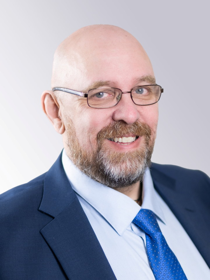 Portrettfoto med hvit bakgrunn av Jo Eirik Frøise.