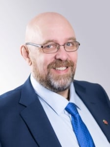 Portrettfoto med hvit bakgrunn av Jo Eirik Frøise.