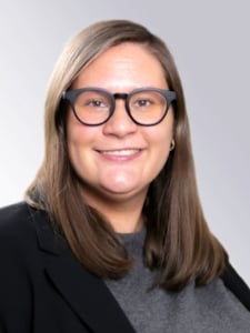 Portrettfoto i studio av Maja Busch Sevaldsen med hvit bakgrunn.