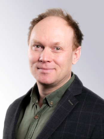 Portrettfoto i studio med hvit bakgrunn av Martin Ødegaard.