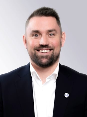 Portrettfoto i studio av
Sebastian Maira Johansen med hvit bakgrunn.