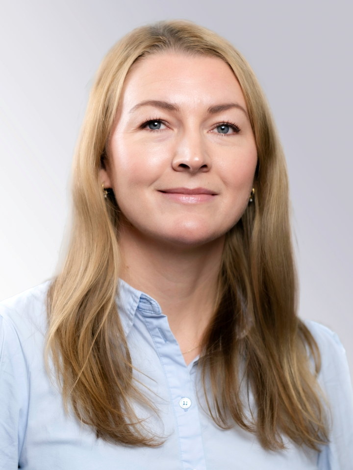 Portrettfoto i studio av Synnøve Tørlen med hvit bakgrunn.