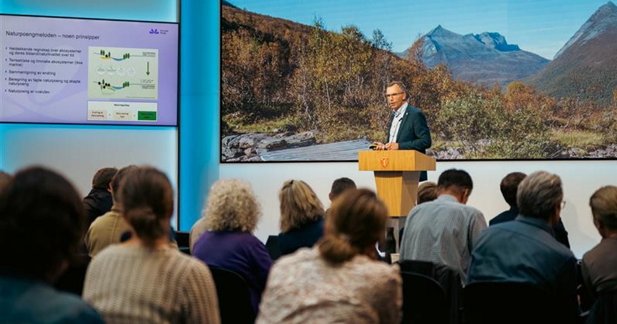 Vegard Pettersen står bak en talerstol og holder en presentasjon.