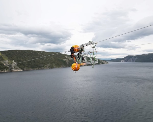 Energientreprenører i kraftlinje over Saltstraumen. På jobb for Arva.
