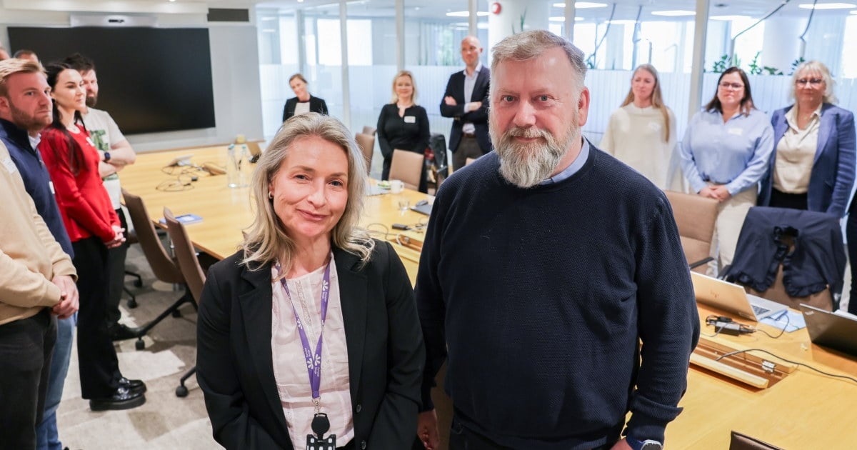 Forhandlingslederne Nina Aalborg fra Fornybar Norge og Fred Løvli fra EL og IT Forbundet klare for årets tariffoppgjør.