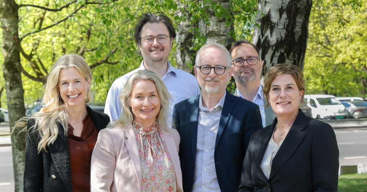 Bilder av ny ledergruppe i Fornybar Norge, 04.05.2026. Bildet er tatt utendørs i grønne omgivelser.