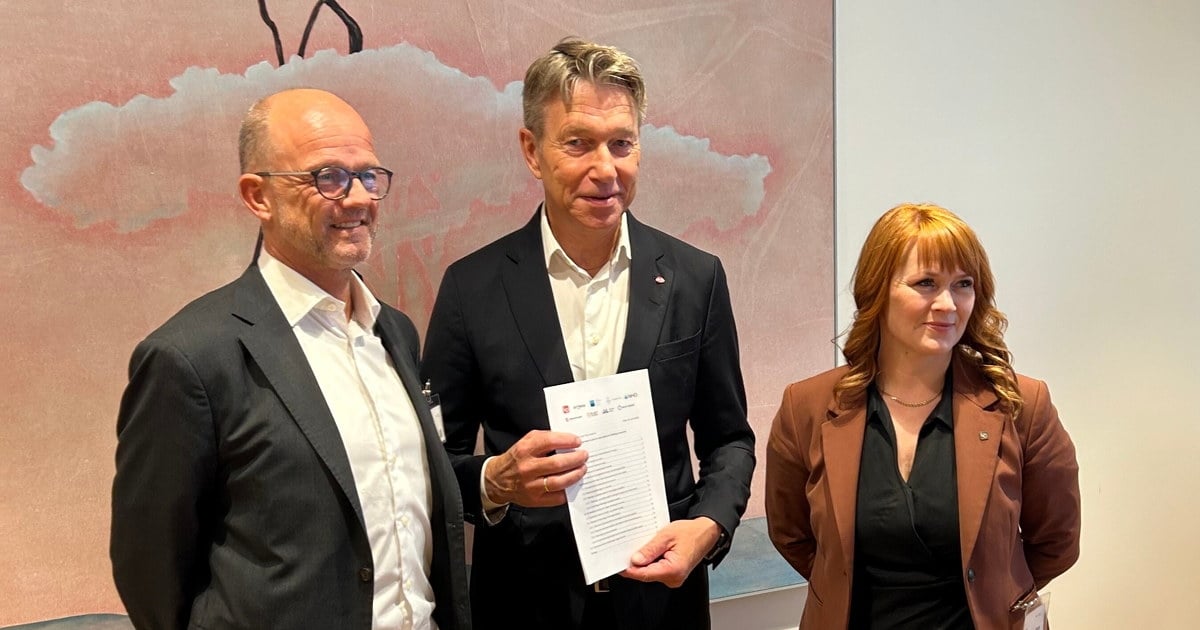 Kine Asper Vitnes (leder for LO), Ole Erik Almlid (leder for NHO) og Terje Aasland (energiminister) under overrekkingen av innspill til regjeringens varslede plan for videre utvikling av norsk havvind.