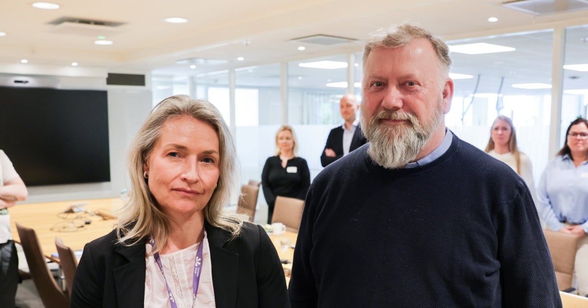 Forhandlingslederne Nina Aalborg fra Fornybar Norge og Fred Løvli fra EL og IT Forbundet klare for årets tariffoppgjør. I bakgrunnen de to delegasjonene.
