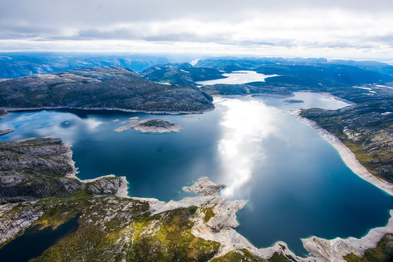 Vannkraftmagasin omkranset av fjell. Foto
