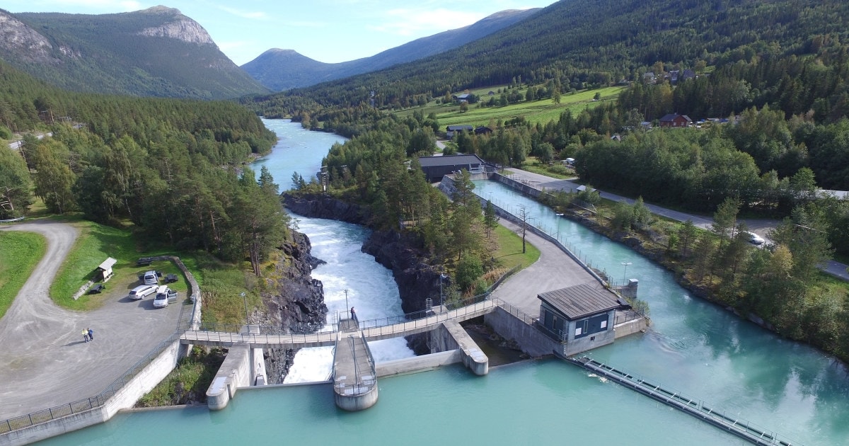 Eidefossen. Inntaksområde for Nedre Otta til høyre oppstrøms dammen.