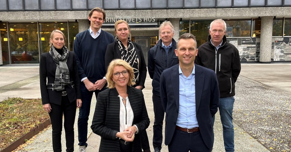 Åslaug Haga fra Norwea og Knut Kroepelien fra Energi Norge sammen med resten av fornybarfamilien: Ingebjørg Telnes Wilhelmsen (t.v.) fra Norsk Hydrogenforum, Trygve Mellvang Tomren-Berg fra Norsk Fjernvarme, Trine Kopstad Berentsen fra Solenergiklyngen, Knut Lockert fra Distriktsenergi og Øystein Grundt fra Småkraftforeninga.