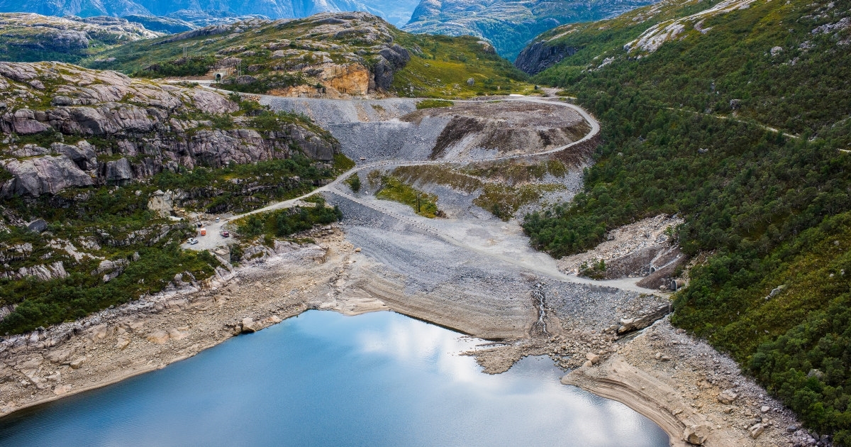 Vannkraftmagasin omkranset av fjell. Foto