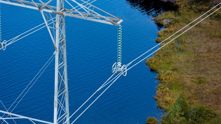 Foto: Kraftmast over et vann.