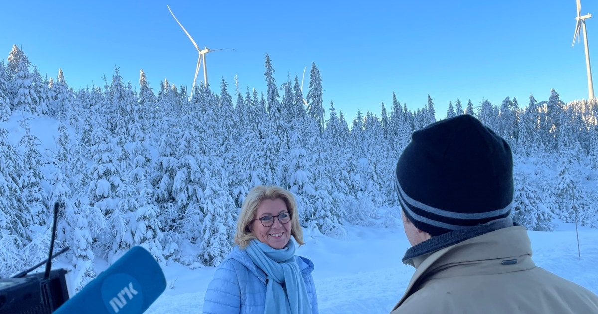 Åslaug Haga intervjues av NRK i Lutelandet vindpark