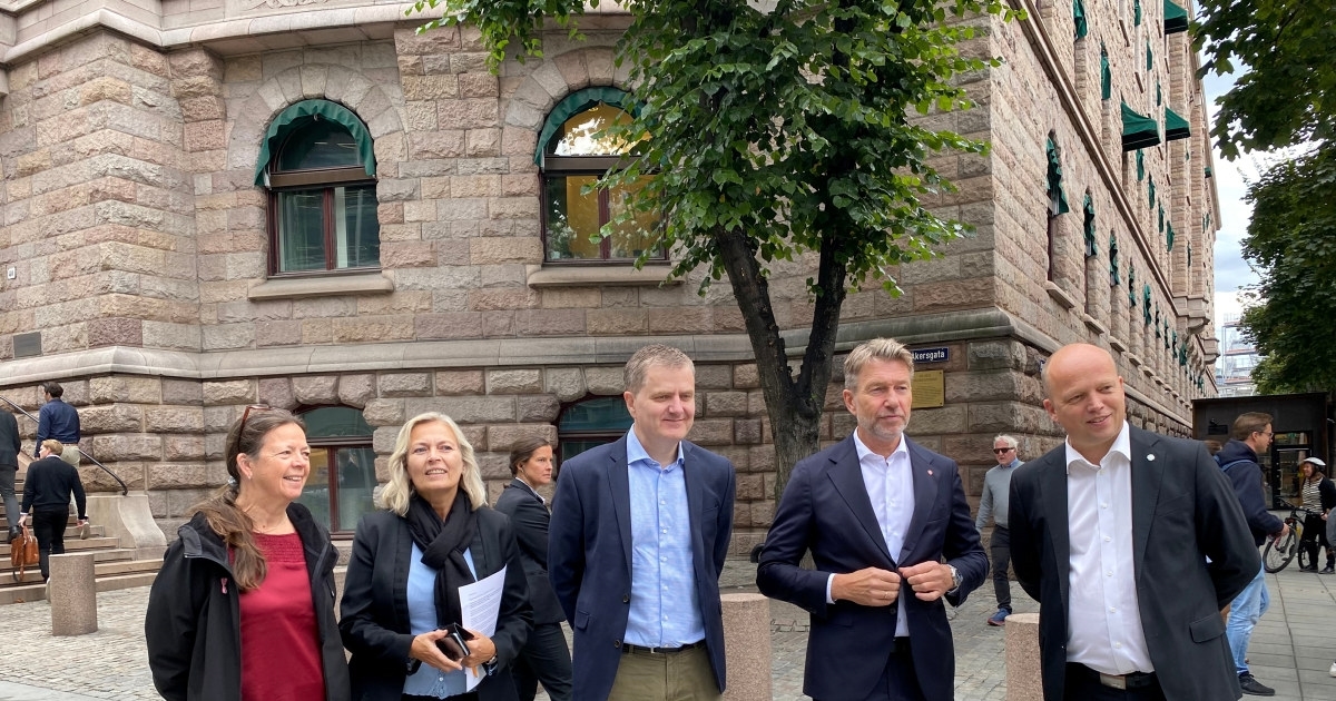 Her er fra høyre Trygve Slagsvold Vedum, Terje Aasland, Trond Skjellerud, adm dir Elvia, Kristin H. Lind direktør nett og kraftsystem, Energi Norge og Mona Adolfsen, næringspolitisk rådgiver Samfunnsbedriftene.