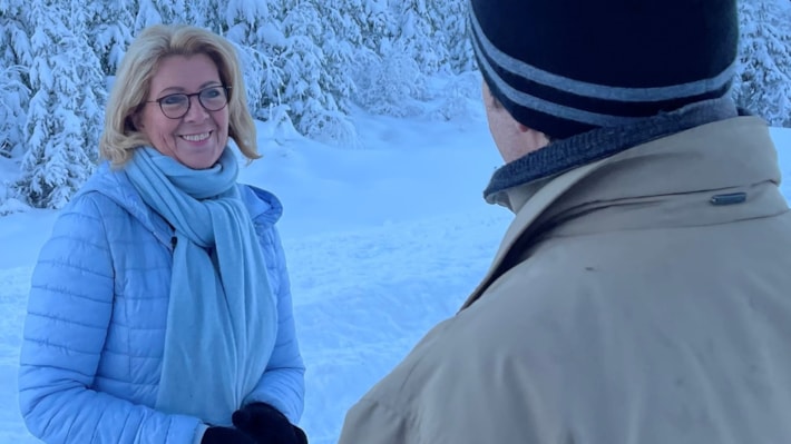 Åslaug Haga intervjues av NRK i Lutelandet vindpark